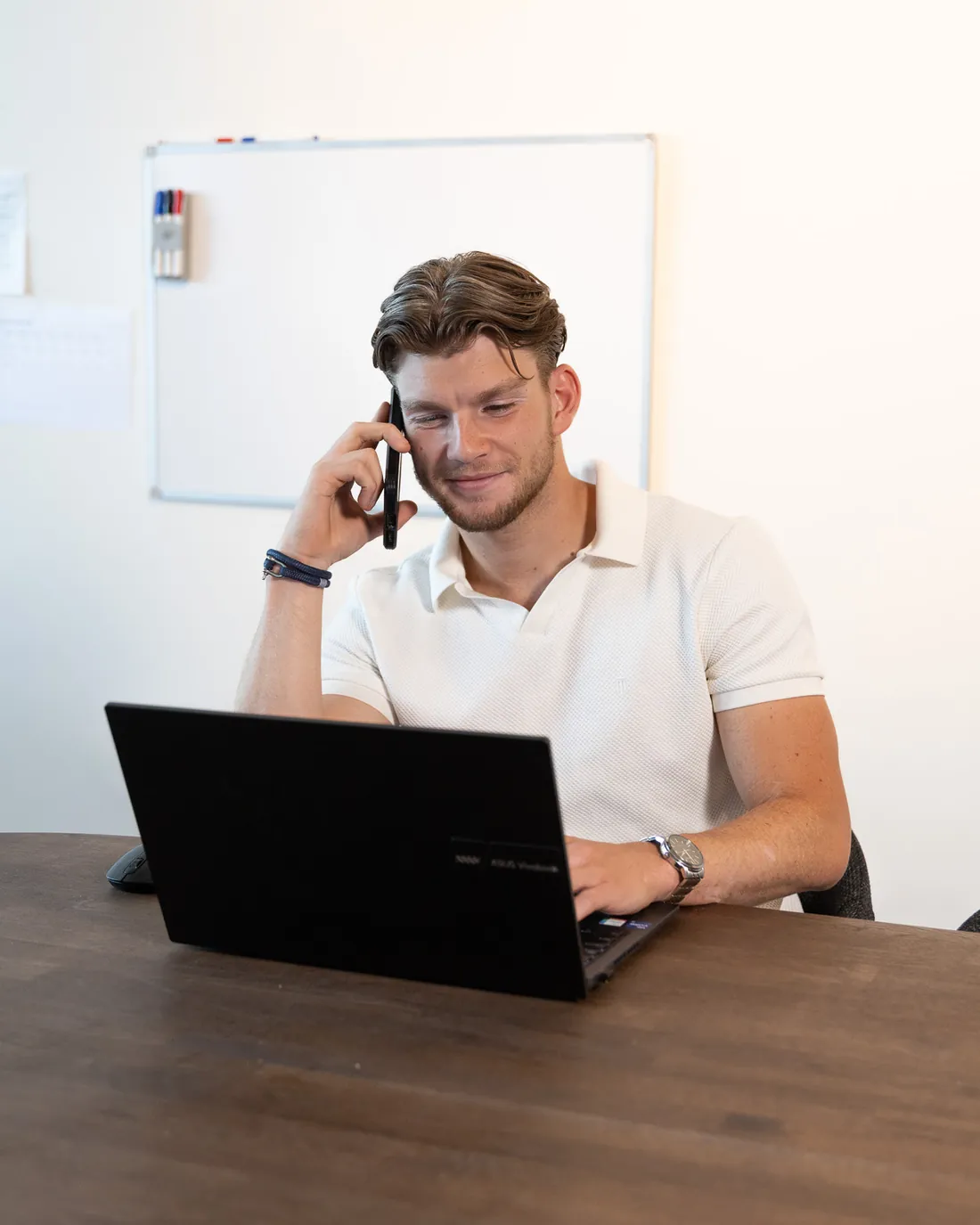 Lars van der Meer aan de telefoon achter zijn laptop