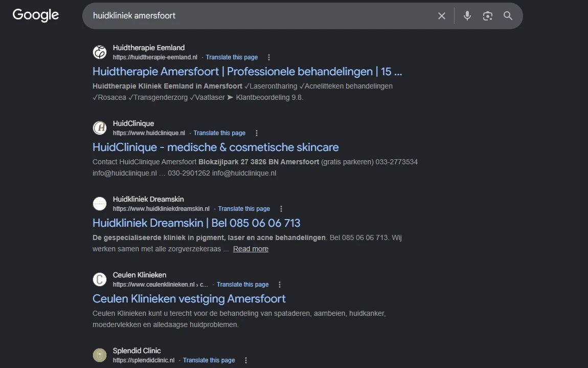 Google-resultatenpagina voor de zoekopdracht 'huidkliniek amersfoort', met vier klinieken onder elkaar.